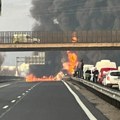Cisterna puna goriva se prevrnula i udarila u kombi, požar sve progutao, ima mrtvih: Detalji užasa na autoputu