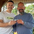 Slavlje u domu Bake Praseta: Jutjuber pozirao sa ocem sveštenikom, a čestitke samo pristižu