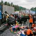 Svatovi pesmom otišli pravo u smrt: Kamionet sa gostima smrvljen između dva šlepera, najmanje 13 mrtvih