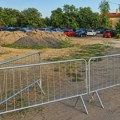 PISMA ČITALACA: Posle gomila šuta na Peskari – stigla i ograda! Građani pitaju: Šta se ovde zapravo radi? Peskara Zrenjanin…