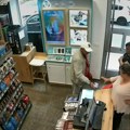 Bizaran pokušaj krađe! Muškarac pokušao da iznese iz prodavnice čak 22 čokolade: Uhvaćen na delu (video)