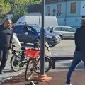 (Video) Dve osobe povređene, sekirom demolirao štandove SNS u Kuli Hladnim oružjem vijao aktiviste po ulici