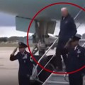 Bajden se okliznuo dok je izlazio iz aviona: Lider SAD izgubio ravnotežu na stepenicama, ali uspeo da ostane na nogama (video)