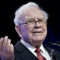 Warren Buffett sedi na rekordno velikoj hrpi novca