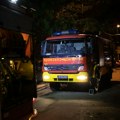 Evakuacija na Zvezdari, pukla gasovodna cev: Odmah izveli stanare iz zgrade, vatrogasci na terenu