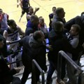 Nezapamćene scene: Košarkaši u klinču sa publikom, gosti nasrnuli na trenera Nišlija (video)