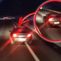 Zastrašujući snimak sa auto-puta: Auto grebe bankinu, pa se naglo vraća u traku! Epilog je neizsvestan! (video)