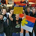 FOTO, VIDEO Grupa mladih blokirala Filozofski fakultet: Nameštaj, lanci, policija