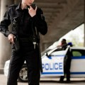 Fotka prezgodne policajke pokorila mreže: Muškarci hipnotisani njenim oblinama u tesnoj uniformi, a evo šta kažu žene na…