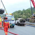 Најмање 48 људи погинуло кад се урушио ауто-пут: Кина слави возача камиона који је спречио да број буде већи