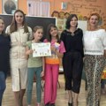 Dunja Vilić i Teodora Živković pobednice kviza u „Zmajevoj“ školi
