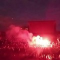Delije upale na stadion Partizana i napravile bakljadu na Jugu: U Humskoj grmelo "Mi smo Cigani..."