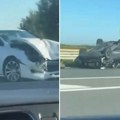 Jedan automobil se prevrnuo, drugom uništena cela prednja strana: Teška nesreća na auto-putu za Novi Sad