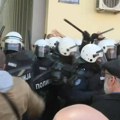 Žandarmerija intervenisala ispred DIF-a u Novom Sadu, dekan Patrik u pratnji policije došao na fakultet
