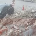 (Video) Balkon pao sa zgrade: Žena za dlaku izbegla da se na nju sruči tona betona: Horor scena u Grčkoj