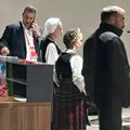 Hit! Srpkinje u narodnoj nošnji dočekuju Albance u Leskovcu