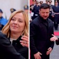 Zelenski pao u zagrljaj Meloni, ona prevrnula očima: Procurili kadrovi sa početka sastanka u Rimu (video)