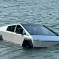 Ušao u jezero da bi testirao režim Tesle za prolazak kroz vodu