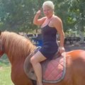 "Hoću da ti rađam sinove!" Maja Nikolić jaše konja, sve se trese, zapalila mreže: Pevačica se ne smiruje, našla novu zanimaciju…