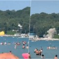 (Uznemirujući video) Dron pao na prepunu plažu, ima mrtvih! Među poginulima i deca! Horor u blizini Putinove velike palate…