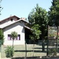 (Foto) Veliko imanje i mala kuća podno Avale: U ovoj vikendici je Danilo Lazović proveo poslednje dane, evo u kakvom je stanju…