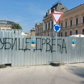 „Ubice drvećaˮ – osvanula poruka na ogradi oko Trga Radomir Putnik