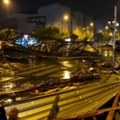Nevreme oduvalo krov s Novosadskog sajma Obrušio se pored poznatog lokala, ogromna materijalna šteta (video)