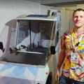 ALTERNATIVA AUTOMOBILU: Na Sajmu automobila i inovator sa svojim solarnim triciklom