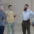 Memić obišao završne radove na uređenju škole “Desanka Maksimović”: Bezbedniji trotoari i moderna sportska dvorana za…