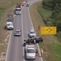 Žestok udes u blizini auto-put kod Čačka Od siline udara staklo i delovi vozila razbacani svuda po putu (foto)