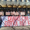 Novosađani pružili jasnu podršku uhapšenim aktivistima, sa protesta poručeno: No pasaran (FOTO i VIDEO)