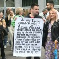 UŽIVO Počeo protest u Loznici: Građani se okupili ispred Opštine, zaposleni se kriju iza zavesa