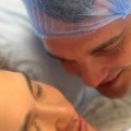 Pevač (29) objavio sliku sa sinom iz porodilišta: Dobio dete sa drugom ženom: "Kod tajka se uvek smiri"