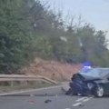 Auto zgužvan kao paklica: Jak udes na starom novosadskom putu, srča na sve strane, stvara se gužva