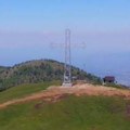 Podignut najviši pravoslavni simbol u Srbiji: Krst od čelika visok čak 33 metra na vrhu Usovica kod Kraljeva (video)