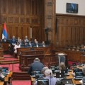 Poslanici nastavljaju raspravu o 18 tačaka dnevnog reda vanrednog zasedanja