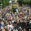 Аутомобил се залетео у људе на Паради поноса у Берлину!