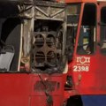 Šlepani autobus se u Beogradu otkačio sa kamiona i udario u tramvaj, pa se zapalio