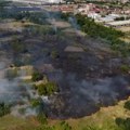 Gori nisko rastinje na periferiji Kruševca, vatrogasne ekipe na terenu