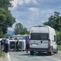 Težak udes na magistrali smrti kod Čačka Od siline udara auto se prevrnuo na bok, ljudi spasavaju povređene (foto)