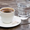 Uz kafu vam obično služe i čašu vode, a znate li zašto? Nije za piće, evo u čemu je caka