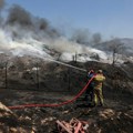 (ВИДЕО) Стотине ватрогасаца у борби са пожаром на периферији Атине