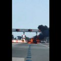 VIDEO: Automobil se zapalio na naplatnoj rampi Stara Pazova