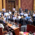 Skupština – poslanici dela opozicije blokirali sednicu, zahtevaju odluku o izborima