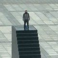 Predao se čovek koji je sa spomenika u Varšavi pretio bombom