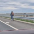 VIDEO Vrlo opasna situacija: Biciklista na auto-putu Šabac - Ruma vozio zaustavnom trakom