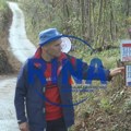 Neverovatna staza koja vodi kroz Rudnik: Dragan je sam napravio 351 putokaz od drveta i postavio ih, iako ispisani ćirilicom…