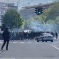 (VIDEO) Tuča „grobara“ i „delija“ u centru Beograda: Koristili palice i pirotehniku, policija ih silom rasterala