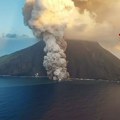 Spektakularni snimci erupcije vulkana u Italiji: Lava i pepeo izlili se u more, podignut najviši nivo uzbune