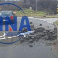 Građevinski materijal sa kamiona pao na kolovoz, vozač teretnjaka samo produžio dalje: Saobraćajni incident na kružnom…